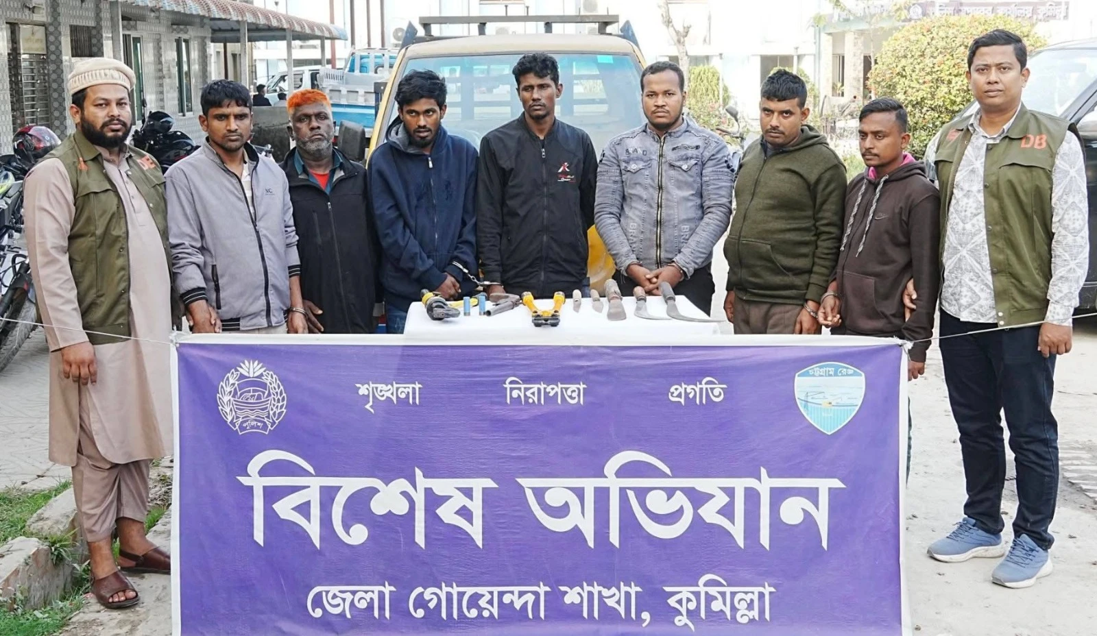 কুমিল্লায় ডাকাত চক্রের সর্দারসহ ৭ জন গ্রেফতার, অস্ত্র ও পিকআপ উদ্ধার